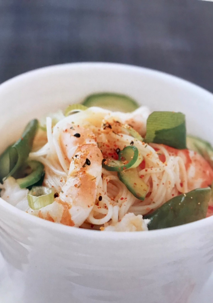 Una foto de Ensalada de Gambas, Pepino y Fideos Chinos
