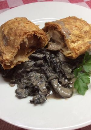 Une photo de Feuilleté au boudin blanc et Trompettes de la mort à la crème
