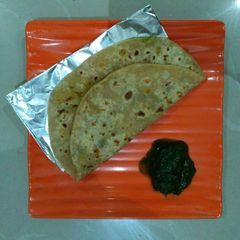 A picture of Stuffed chana fry daal paratha.
