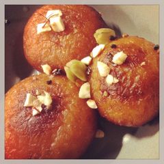 A picture of Gulab Jamun.