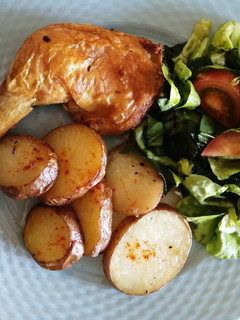 Una foto de Pollo a la mostaza con papas al horno