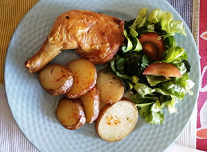 Una foto de Pollo a la mostaza con papas al horno