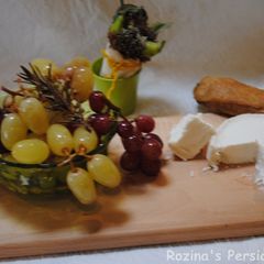 A picture of Persian pickled grapes.