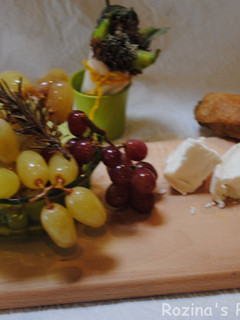 A picture of Persian pickled grapes.