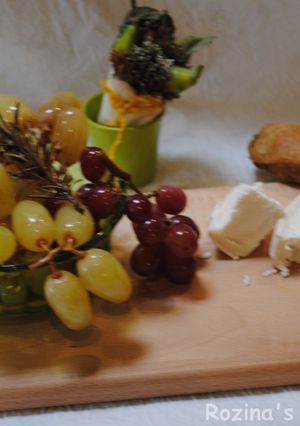 A picture of Persian pickled grapes.