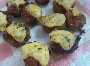 Una foto de 🧆 🧀🍴Albondiguitas de carne al horno con queso Tybo fundido