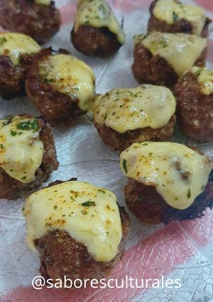Una foto de 🧆 🧀🍴Albondiguitas de carne al horno con queso Tybo fundido