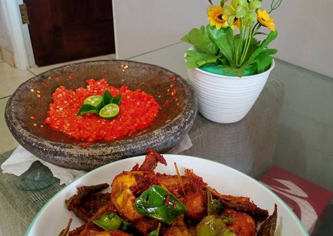 Ayam Goreng Ketumbar dengan Sambal Mentah Jeruk Limau