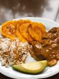 Carne en bistec con patacones, arroz con fideos y aguacate 🥑