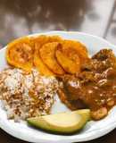 Carne en bistec con patacones, arroz con fideos y aguacate 🥑