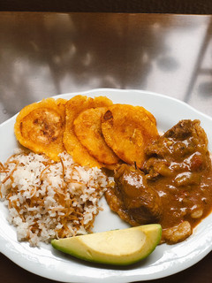 Una foto de Carne en bistec con patacones, arroz con fideos y aguacate 🥑