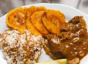 Una foto de Carne en bistec con patacones, arroz con fideos y aguacate 🥑