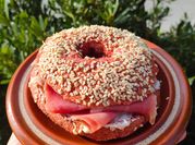 Una foto de sándwich de huevo y jamón serrano