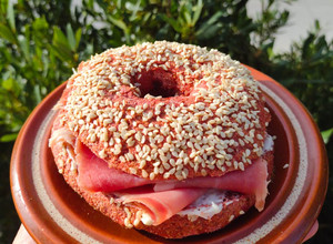 Una foto de Sándwich de jamón crudo y queso crema en pan de remolacha integral
