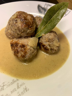 Una foto de Albóndigas con champiñones y cebolla