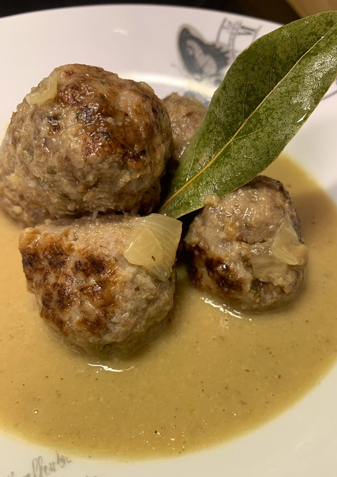 Una foto de Albóndigas con champiñones y cebolla