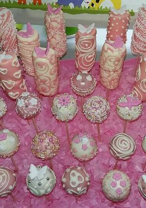Una foto de Cakepops decorados para Comunión
