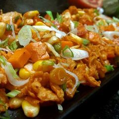 A picture of Cornflakes schezwan bhel.