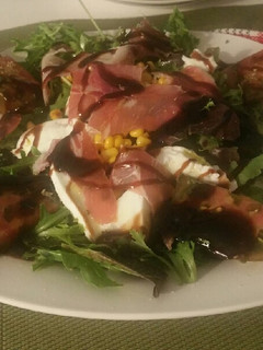 Una foto de Ensalada de jamón y mozzarella