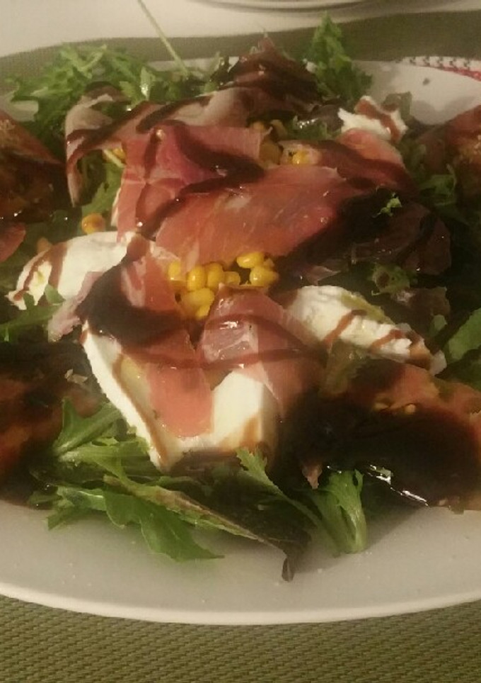 Una foto de Ensalada de jamón y mozzarella