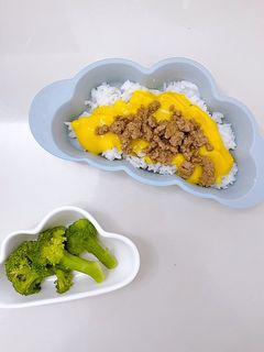 Hình của món Cơm sốt bí đỏ bò bằm cho bé ăn dặm.