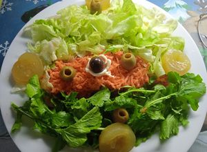 Una foto de Ensalada de rúcula, lechuga, zanahoria y pepinillos 🍋🥕🥕🥕🍋