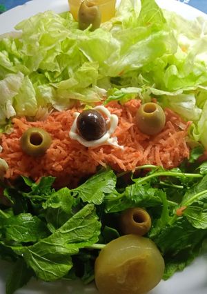 Una foto de Ensalada de rúcula, lechuga, zanahoria y pepinillos 🍋🥕🥕🥕🍋