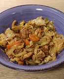Wok de pollo y champiñones salteados con repollo y verduras estilo oriental