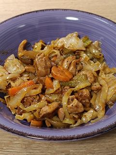 Una foto de Wok de pollo y champiñones salteados con repollo y verduras estilo oriental