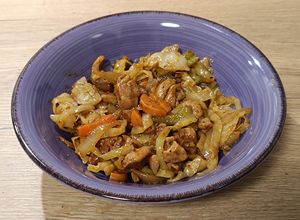 Foto principal de Wok de pollo y champiñones salteados con repollo y verduras estilo oriental