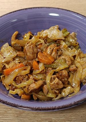 Foto principal de Wok de pollo y champiñones salteados con repollo y verduras estilo oriental