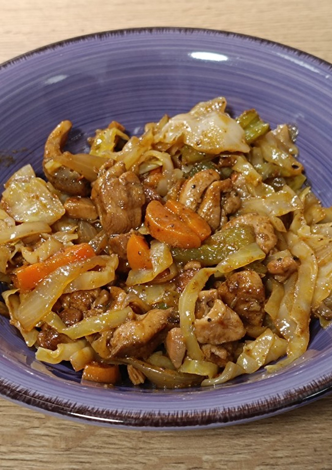 Una foto de Wok de pollo y champiñones salteados con repollo y verduras estilo oriental