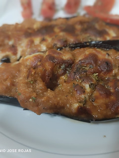 Una foto de Berenjenas gratinadas de gambas y langostinos