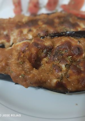 Una foto de Berenjenas gratinadas de gambas y langostinos