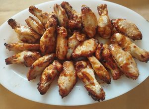 Una foto de Alitas maceradas con miel, mostaza y picantes al gusto en Airfryer o al horno