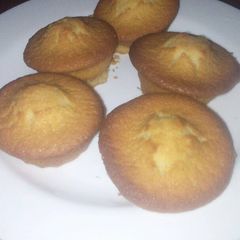 A picture of Queen cakes.