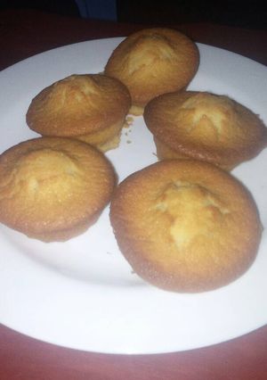 A picture of Queen cakes.