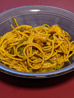 Una foto de One-Pot: Spaghetti integral con pollo al curry
