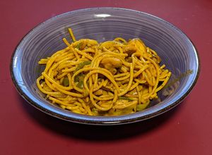 Una foto de One-Pot: Spaghetti integral con pollo al curry