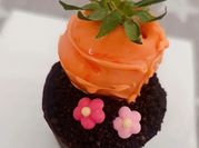 Una foto de vasos de chocolate y nata