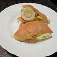 "Bomba" de salmón ahumado, aguacate y huevo