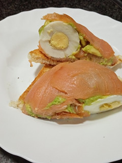 Una foto de "Bomba" de salmón ahumado, aguacate y huevo