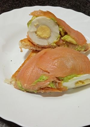 Una foto de "Bomba" de salmón ahumado, aguacate y huevo