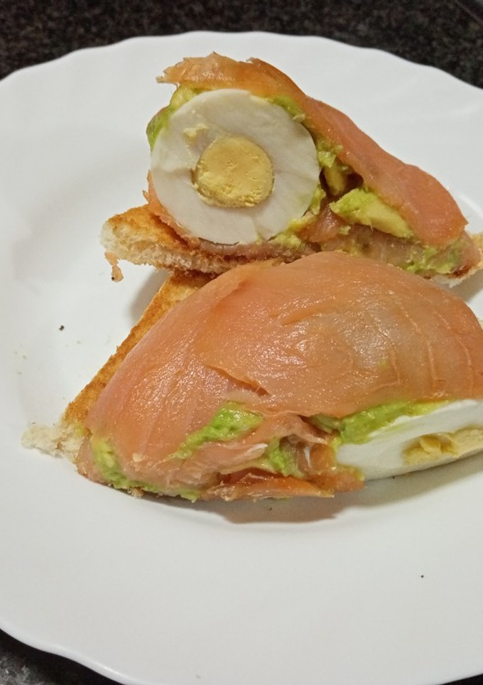 Una foto de "Bomba" de salmón ahumado, aguacate y huevo