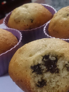 Una foto de Cupcakes o muffins de banana con chocolate, sin mantequilla