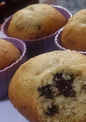 Una foto de Cupcakes o muffins de banana con chocolate, sin mantequilla