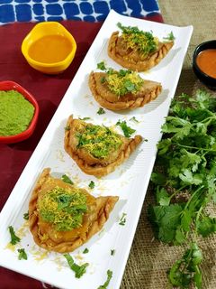 તીખા ઘુઘરા (Spicy Ghughra recipe in Gujarati) રેસીપી મુખ્ય ફોટો