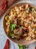 Ensalada de canónigos, cous cous y langostinos