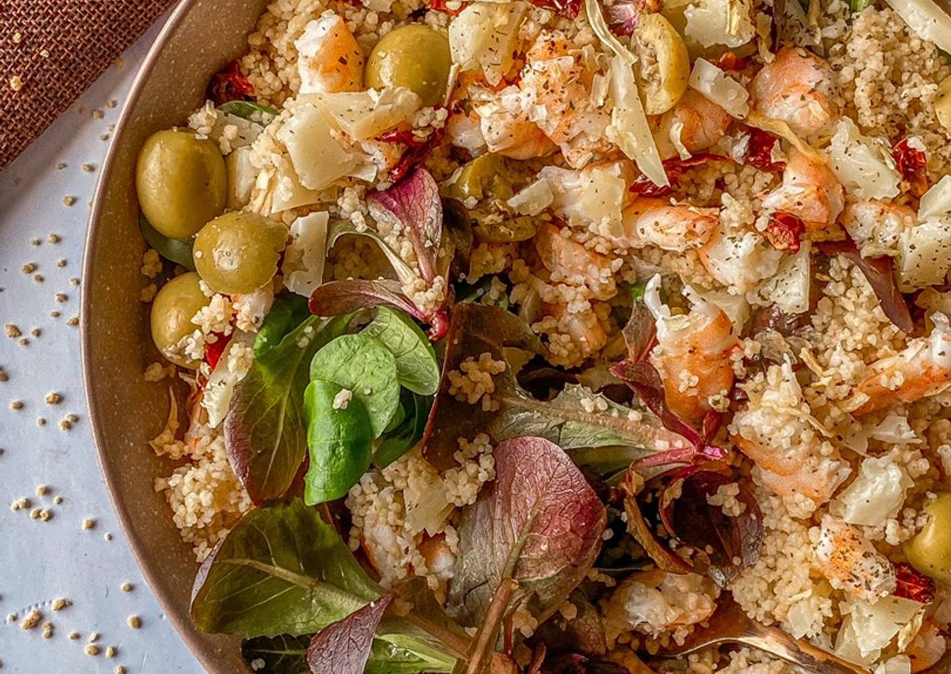 Ensalada de canónigos, cous cous y langostinos