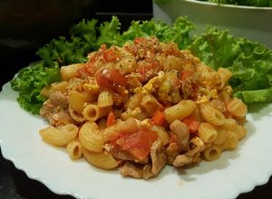 รูปของ มักกะโรนี ผัดซอสมะเขือเทศ หมูสไลด์ (ชื่อจะยาวไปไหนนิ)
